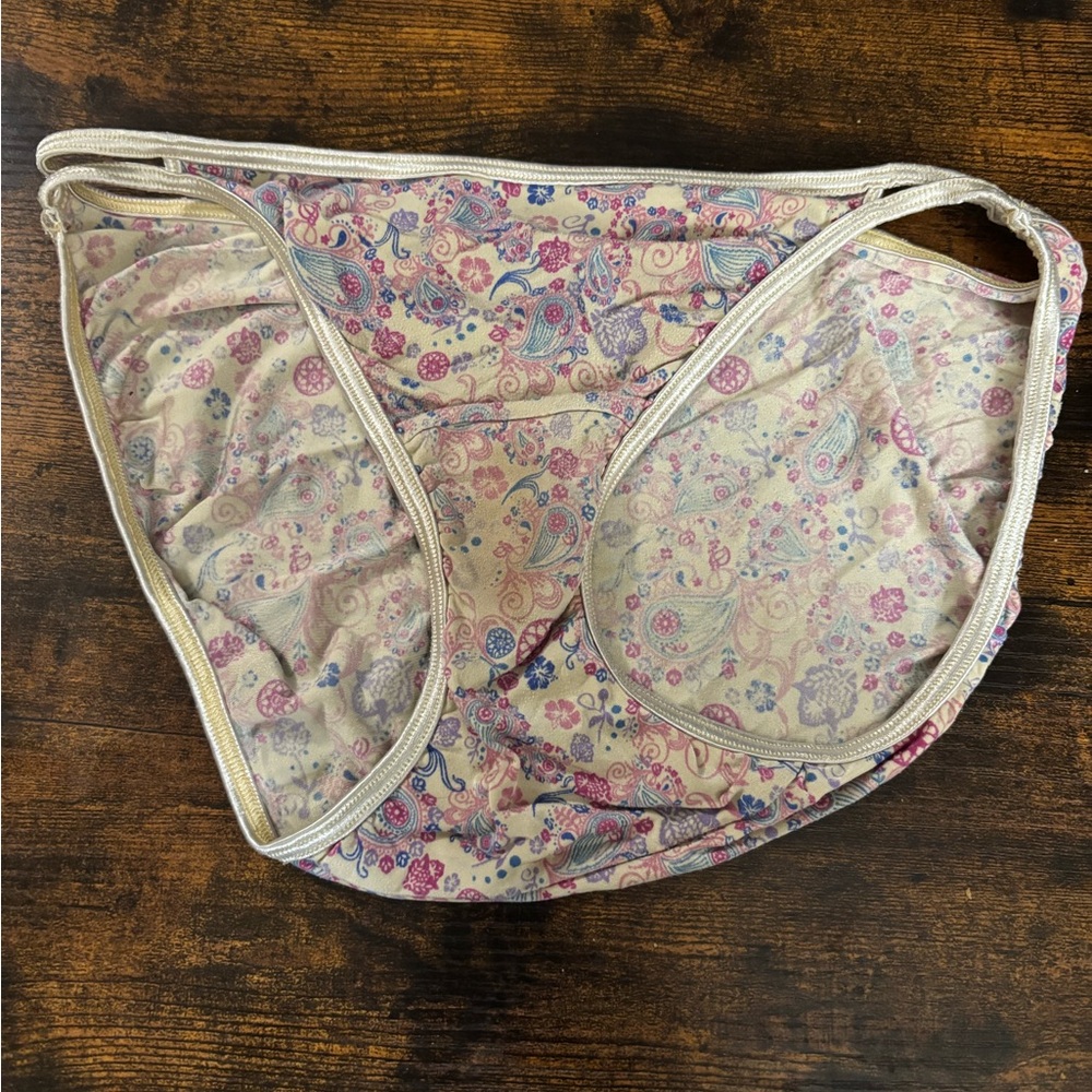 Vanity Fair Size 6 Well Worn Floral Bikini Panties (see photos for condition)